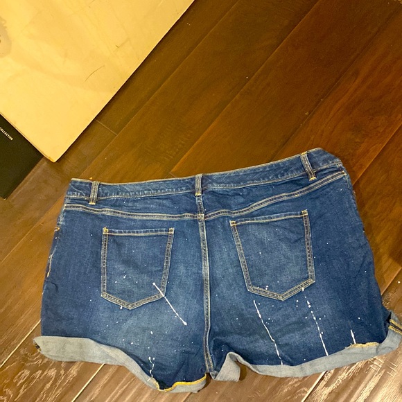 Old Navy Plus Size Denim Jean Shorts Paint Splatter Distressed size 24 Regular - Picture 2 of 6